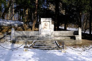 Stone benches with a bust of Queen Sissi and the words "Kaiserin Elisabeth Ruhe", which means "Queen Elisabeth rest"